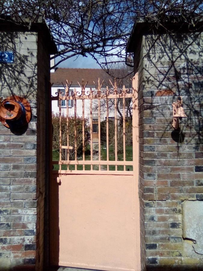La Grille Fleurie, Chambres D'Hote Chez L'Habitant Arthonnay Exteriör bild