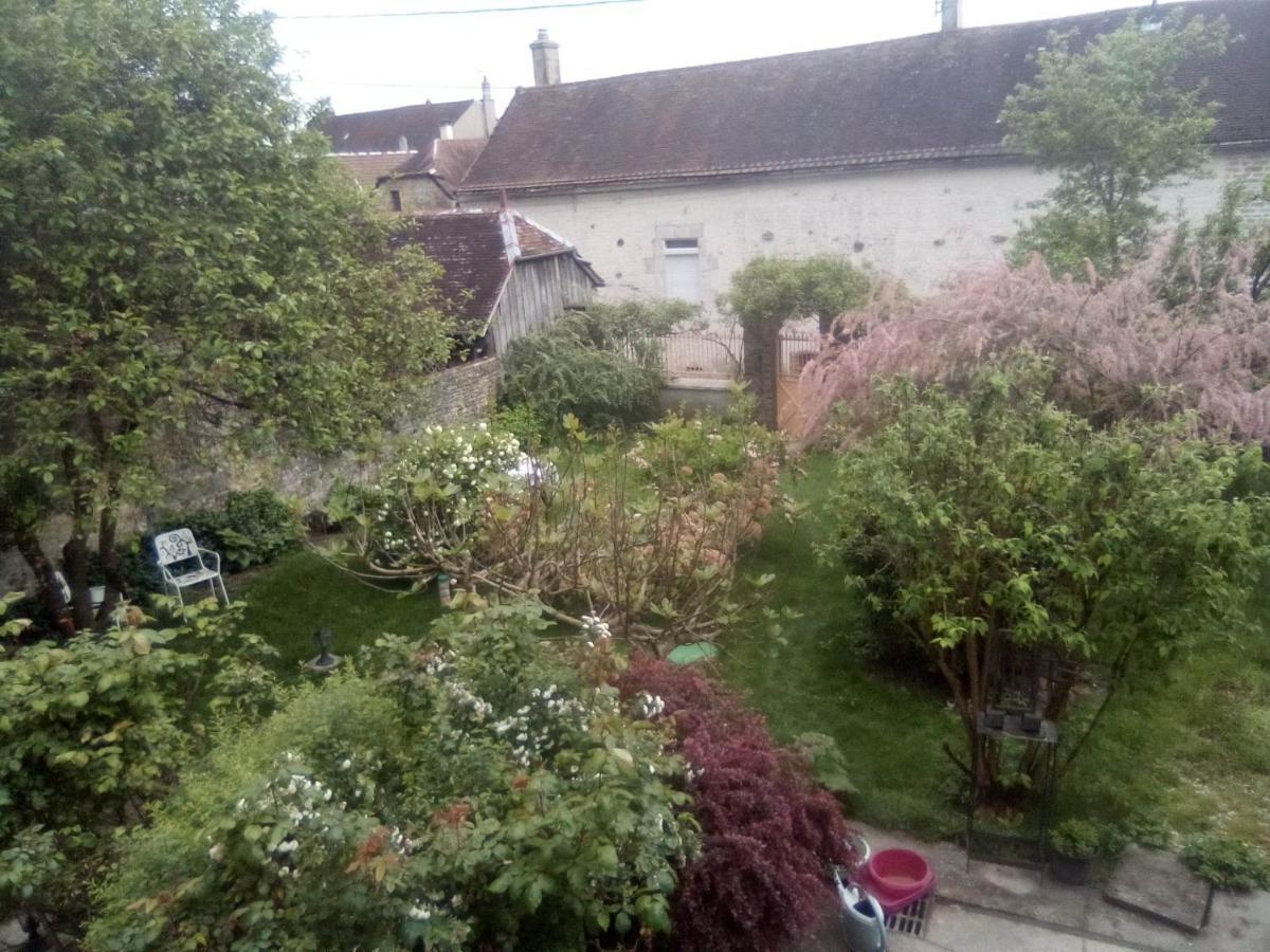 La Grille Fleurie, Chambres D'Hote Chez L'Habitant Arthonnay Exteriör bild