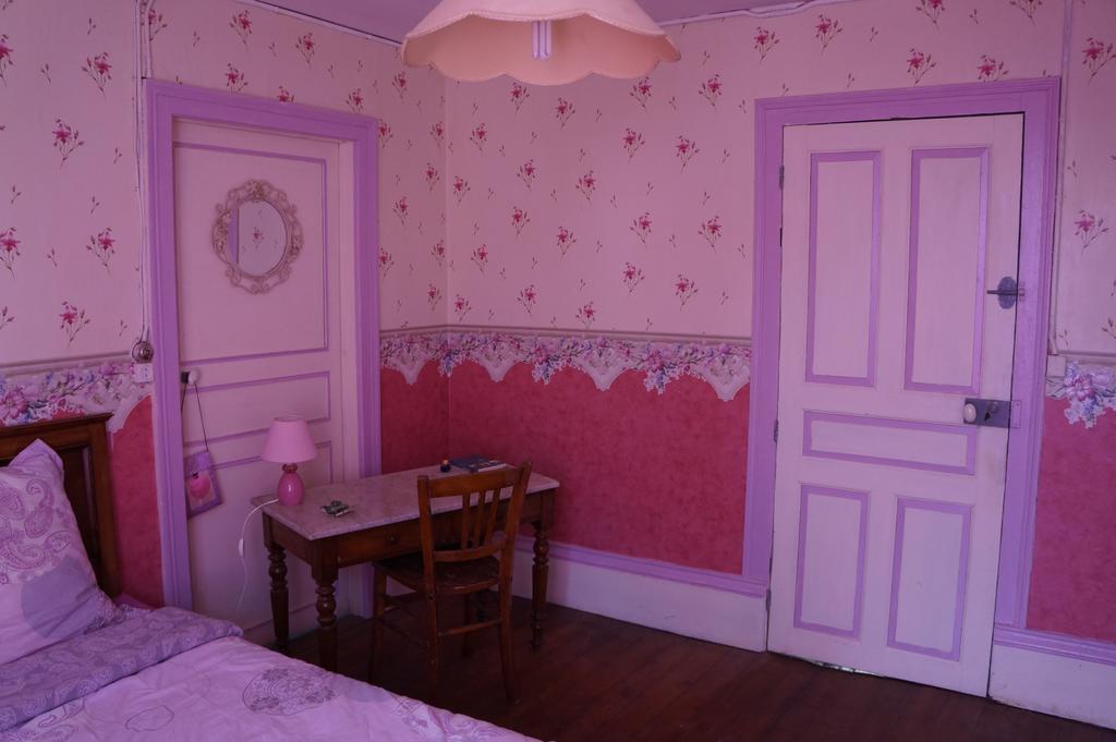 La Grille Fleurie, Chambres D'Hote Chez L'Habitant Arthonnay Exteriör bild